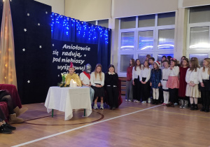 Uczniowie klasy szóstej podczas jasełkowego występu.