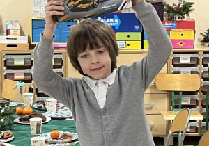 Jeden z chłopców pokazujący swój prezent.