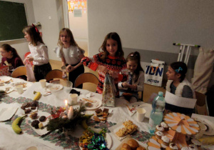 Dzieci oglądające swoje prezenty.