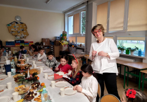 Zaproszona przez dzieci pani wicedyrektor i uczniowie z opłatkiem w rękach.