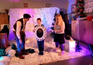 Aktorzy i jeden z uczniów trzymający jeden z rekwizytów - lustro.