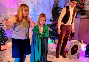 Uczennica klasy 3 przymierzająca pelerynę.