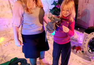 Aktorka z uczennicą z klasy pierwszej, która na ręku ma pacynkę - myszkę.