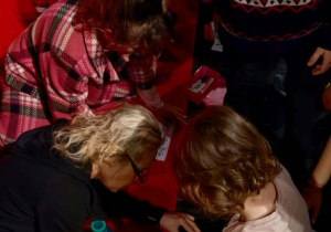 Uczniowie zbierający autografy aktorów Teatru Pinokio.