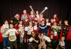 Klasa trzecia pozują do wspólnego zdjęcia z aktorami.