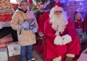 Jedna z uczennic pozująca do zdjęcia z Mikołajem.
