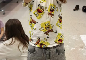 Chłopiec pokazujący całe białe ręce ubrudzone tworzonym śniegiem.