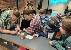 Dzieci zgromadzone przed aktorem w kolejce po autograf.