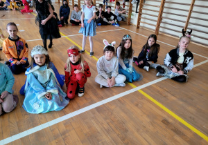 Dzieci z klasy pierwszej w strojach karnawałowych.