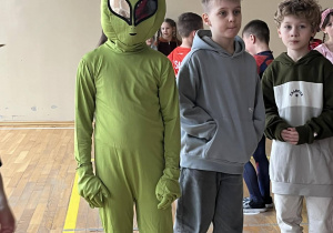 Jedno z dzieci w zielonym stroju kosmity.