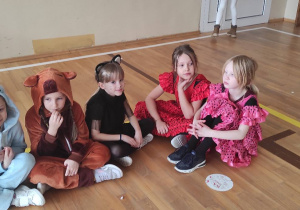 Dziewczynki w strojach Hiszpanek, Stitcha, kapibary i kotka