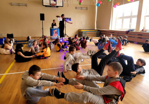 Dzieci próbujące wykonać pozycje pokazane na rysunkach.