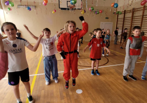 Kilku chłopców podczas tańca.