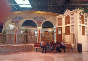 Pięć dziewczynek siedzących na ławce we wnętrzach Mandorii.le