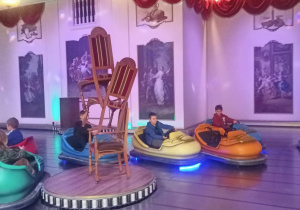 Uczniowie w autkach korzystający z jednej z atrakcji.