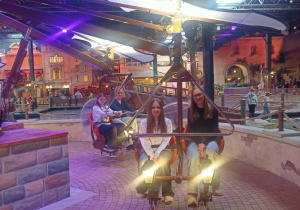 Dziewczęta klasy ósmej na jednaj z karuzel.