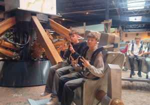 Chłopcy z klasy ósmej na karuzeli.