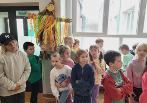 Klasa 1a ze swoją Marzanną