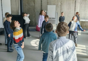 Uczniowie klasy 3b podczas ćwiczeń artykulacyjnych na warsztatach beatboxu