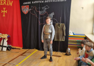 Uczeń klasy 7 w metalowej zbroi.