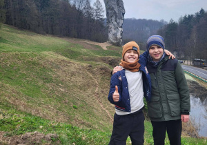 Dwaj chłopcy pozujący na tle Maczugi Herkulesa.
