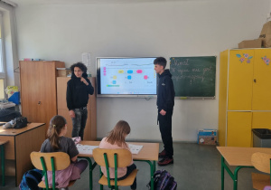 Dwaj chłopcy z klasy ósmej prowadzący zajęcia w 1a