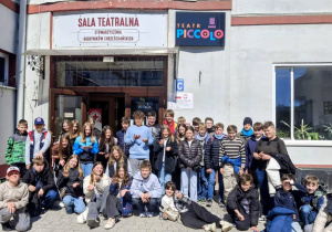 Obie klasy piąte przed wejściem do budynku Teatru Piccolo.