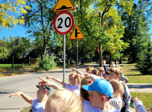 Mały pieszy, wielkie zasady - klasa 1a uczy się bezpieczeństwa na drodze.