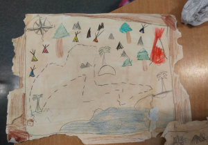 Mapa z różą wiatrów, droga, skarbem, wigwamami, drzewami.