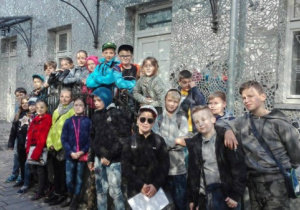 Grupa dzieci pozuje do zdjęcia w Pasażu Róży - jedny z podwórek przy ulicy Piotrkowskiej.