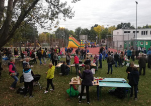 Uczniowie, rodzice, dzieci na terenie szkoły podczas pikniku z okazji Dnia ziemniaka.