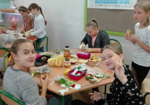 Uczennice klasy piątej podczas przygotowywanie zdrowych kanapek.
