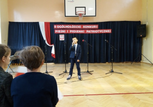 Na zdjęciu Wiktor śpiewający jedną z pieśni patriotycznych.