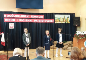 Trzy dziewczynki - Lucynka, Ptrycja i Daria wykonujące jedn z konkursowych utworów..