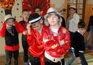 Chłpcy z grupy teatralnej, ubrani w stroje cygańskie, w trakcie tańca.