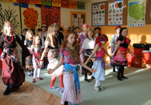 Dziewczynki prezentujące taniec.