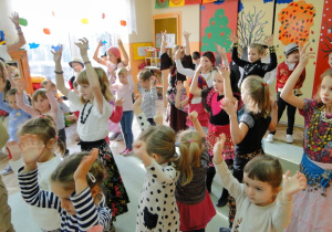 Przedszkolaki tańczące razem z grupą teatralną "Wędrująca Pyra".