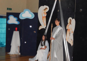 Uczennica i uczeń klasy VII przebrani za Maryję i Józefa. W tle piekna dekorcja.