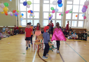 Dzieci w jednym z konkursów, tańczą wokół krzesełek.