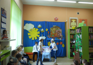 Dzieci jako aktorzy, odgrywają scenkę związaną z literaturą dziecięcą.